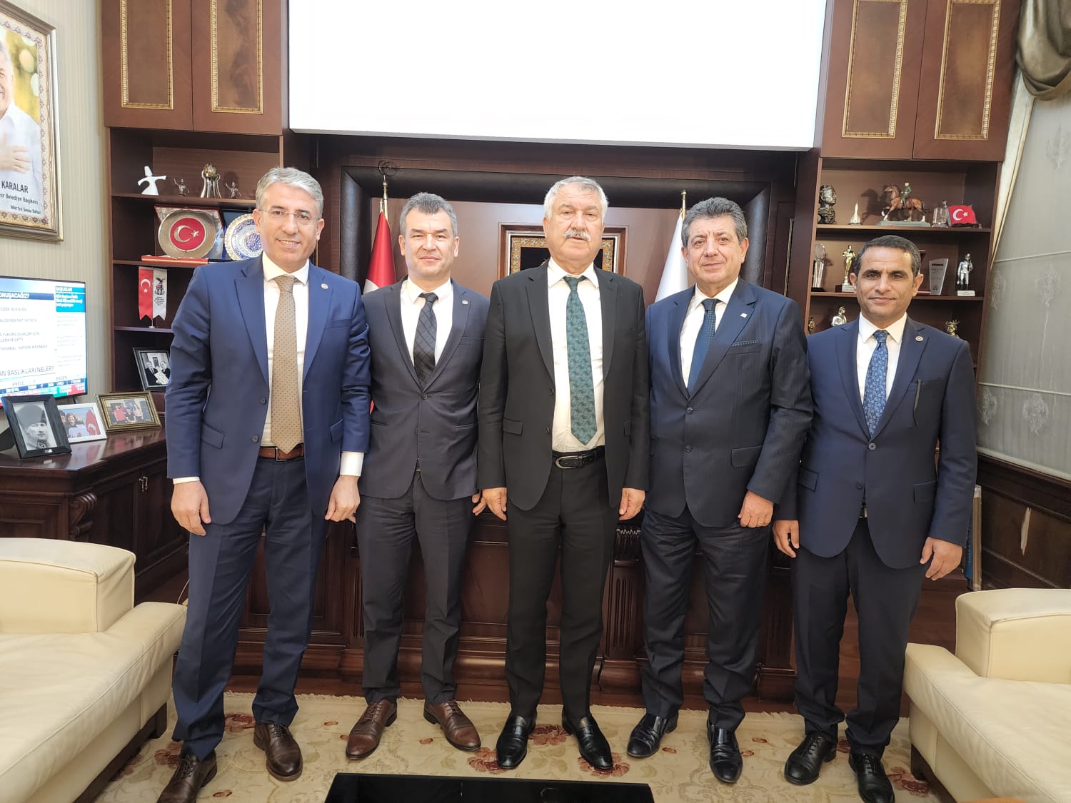 Yönetim Kurulumuz Adana Büyükşehir Belediye Başkanı Sn. Zeydan KARALAR’ı makamında ziyaret etmişlerdir.14.06.2022