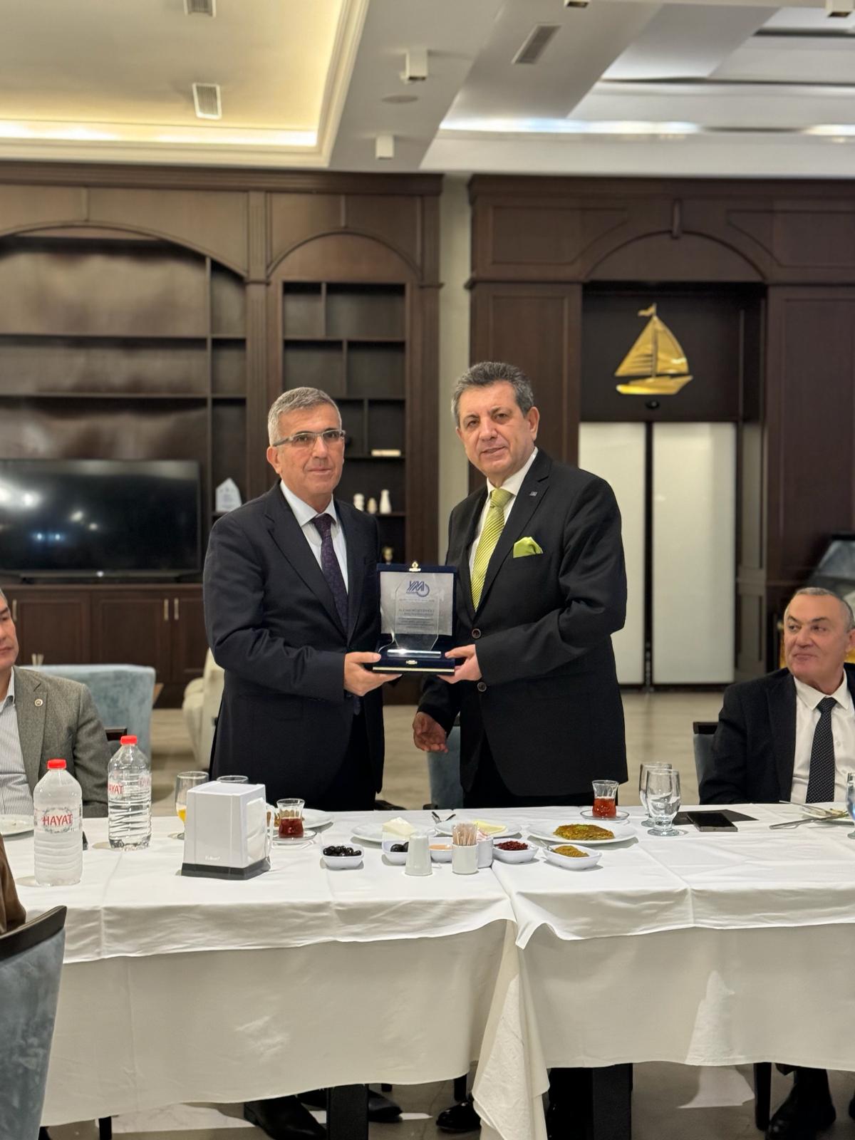 27.03.2024 tarihinde İskenderun Yelken Kulübünde Vergi Dairesi Başkanı Cemil MÜSEVİTOĞLU, Grup Müdürleri ve Vergi Dairesi Başkanlarının katılımıyla üyelerimize iftar yemeği düzenlenmiştir.