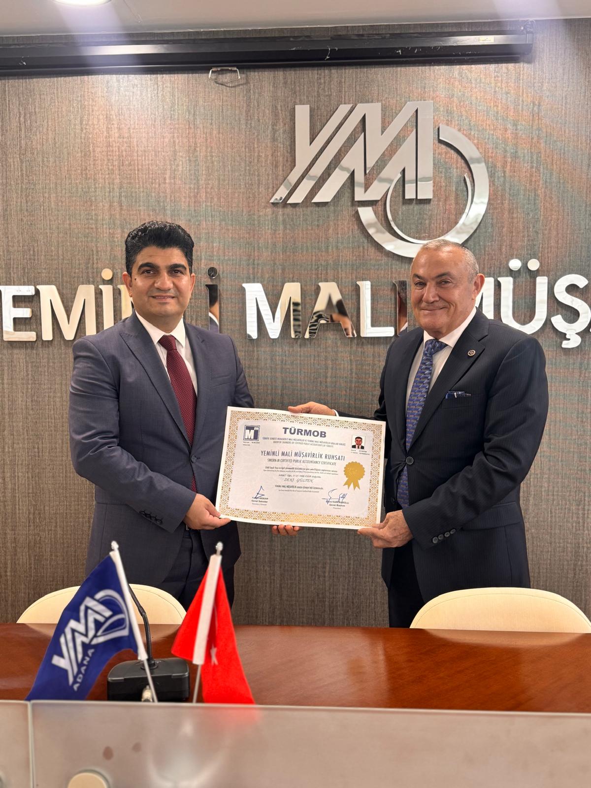 Yeminli Mali Müşavirlik ruhsatı almaya hak kazanan Vergi Müfettişleri Zeki GÜLTEN ve Mehmet DOĞAN’ a Oda Başkanımız ruhsatlarını takdim etmiştir.
