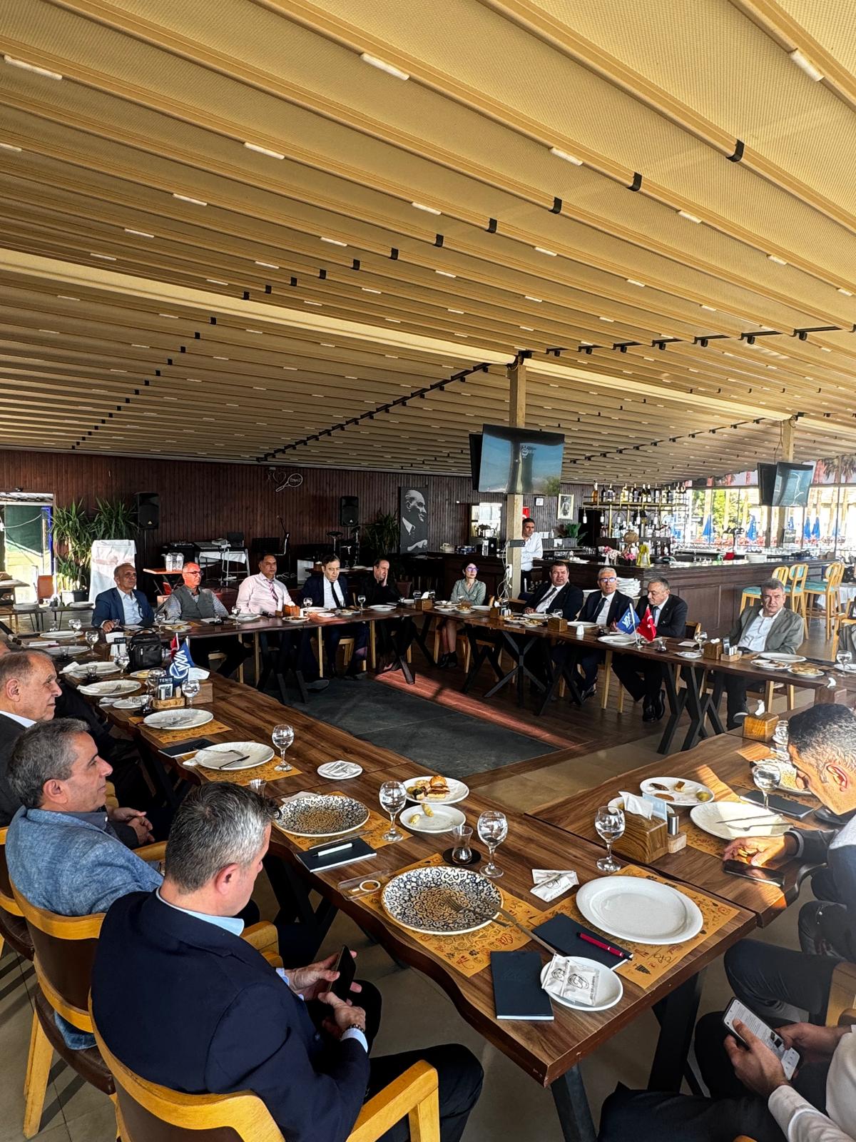 26.11.2025 tarihinde  Mersin Tenis Kulübünde Odamız üyeleriyle mesleki sorunlar hakkında toplantı düzenlenmiştir.